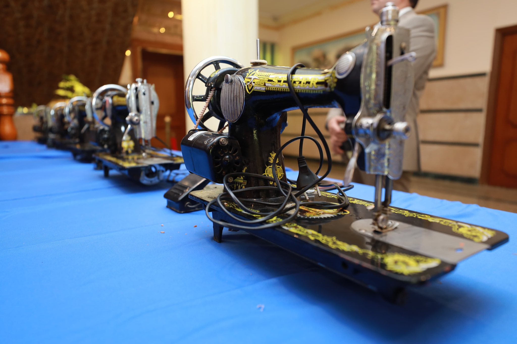 ماكينات الخياطة هدية من وزارة العمل ماكينات الخياطة هدية من وزارة العمل