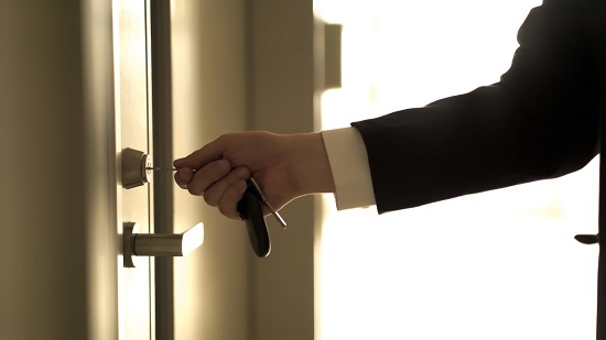 اغلاق الباب