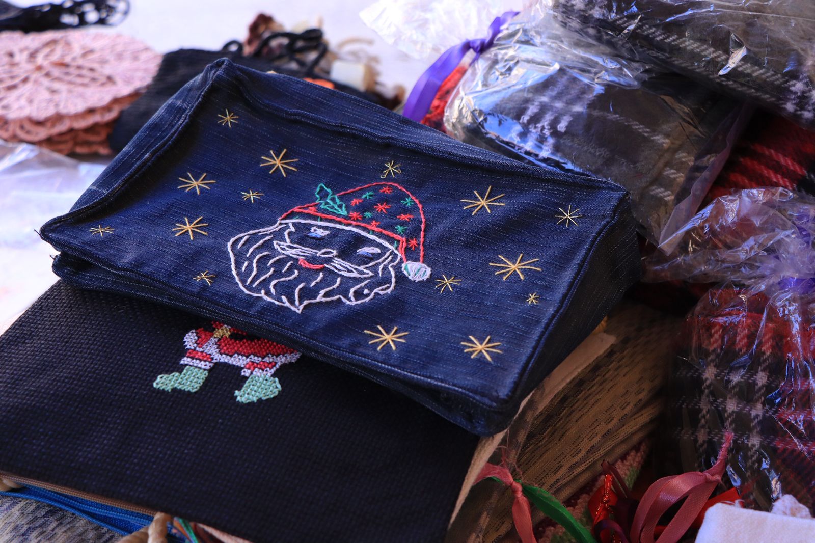 جانب من أعمال المشغولات جانب من أعمال المشغولات