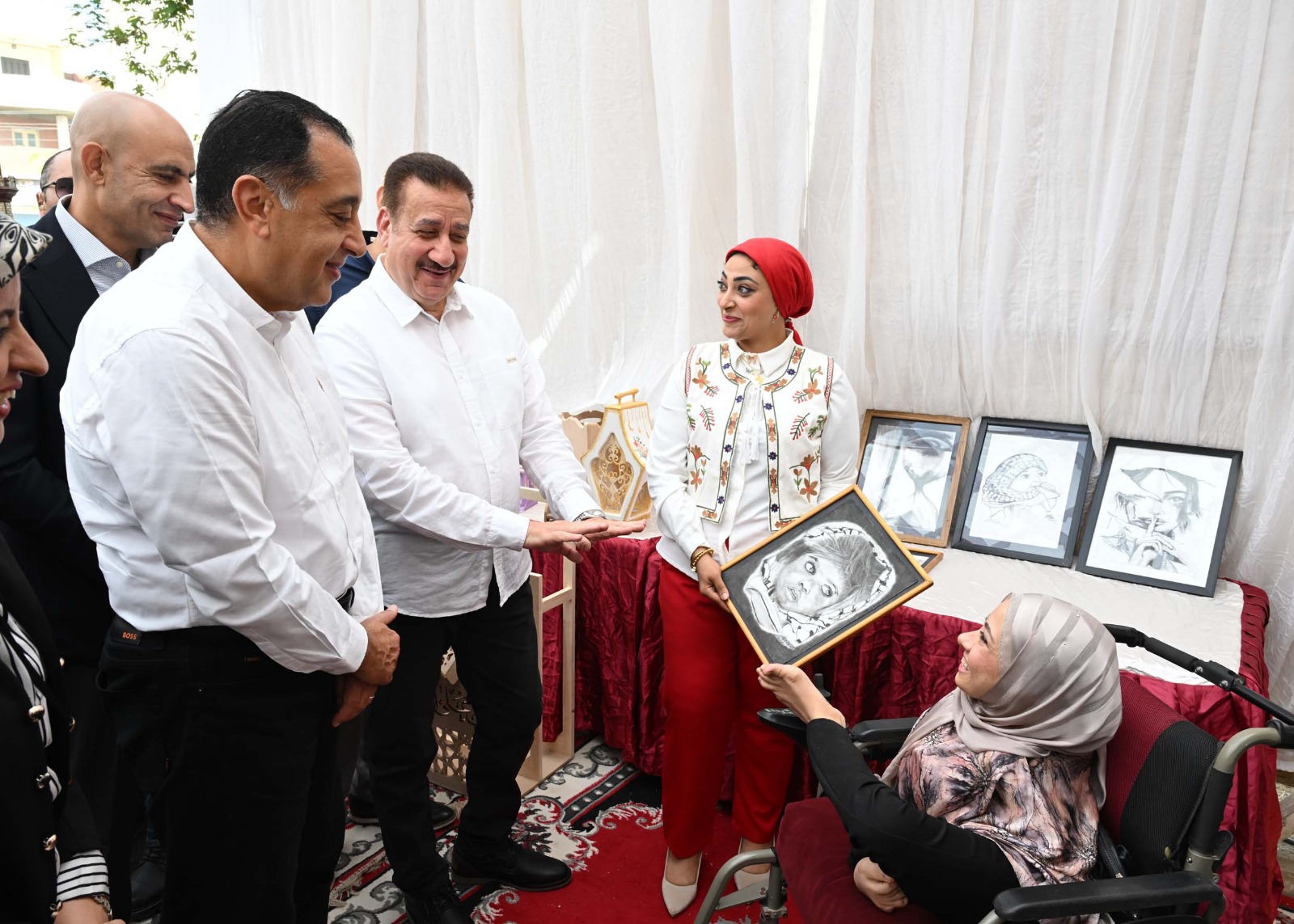 حوار ودى بين رئيس الوزراء وفتاة من ذوى الهمم بمحافظة المنوفية (2)