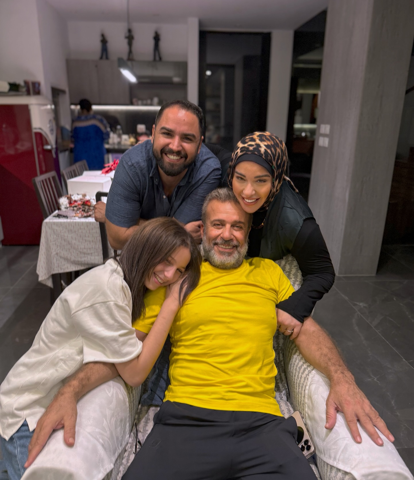 شريف منير مع ابنته وزوجها وابنتها