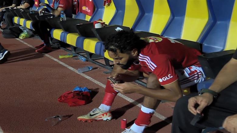 حسين الشحات يقبل الشنكار