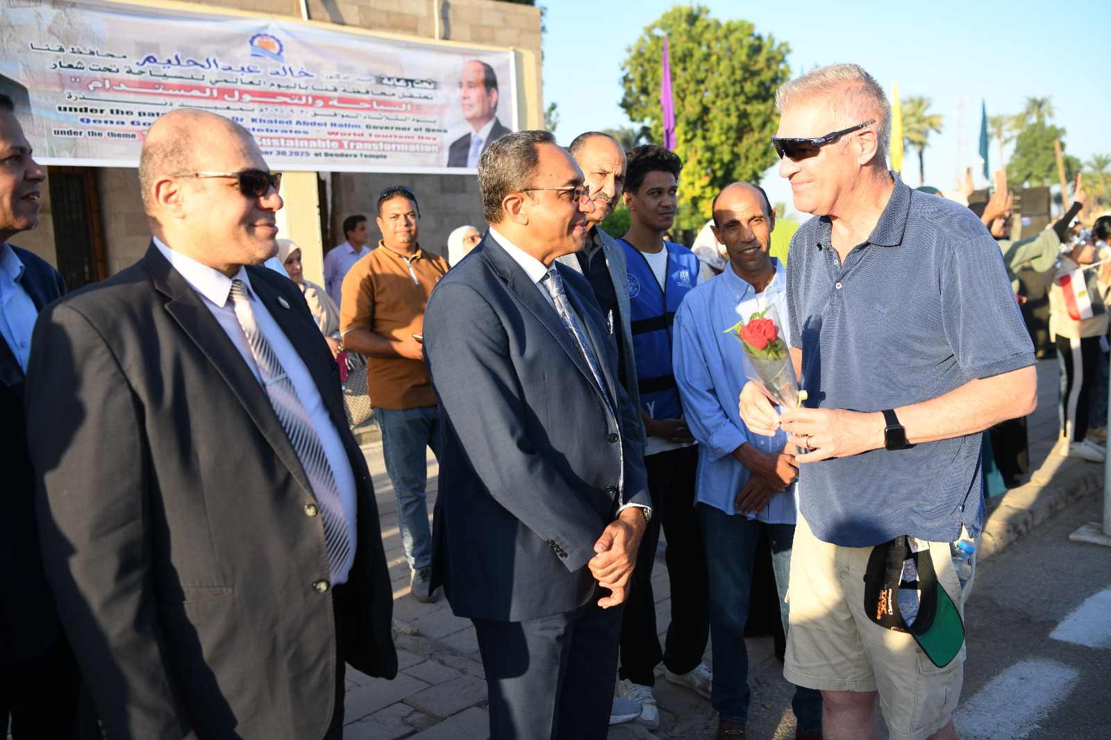 المحافظ مع الوفود السياحية