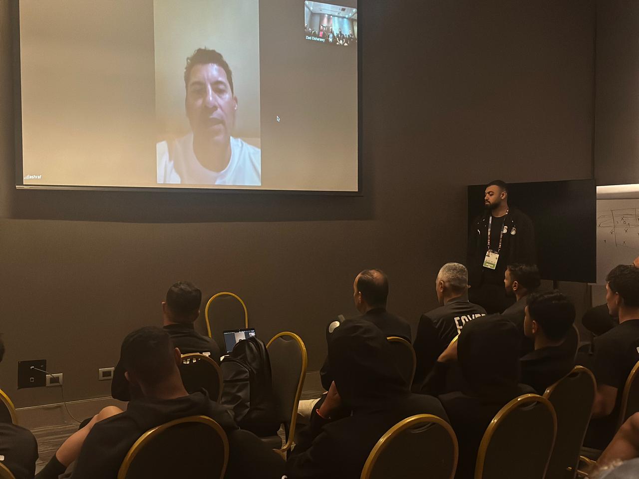 وزير الرياضة يدعم منتخب 20 سنة (2)