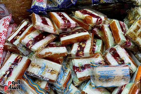 سوق البهجة فى شوارع المحروسة.. حلوى المولد تزين شوارع القاهرة والجيزة (14)