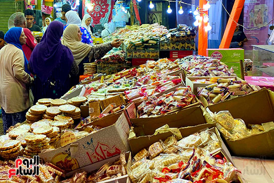 ملبن حبل وحمصية وفولية.. محلات بيع حلوى المولد تزين شوارع القاهرة  (8)