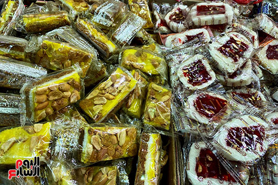 سوق البهجة فى شوارع المحروسة.. حلوى المولد تزين شوارع القاهرة والجيزة (15)