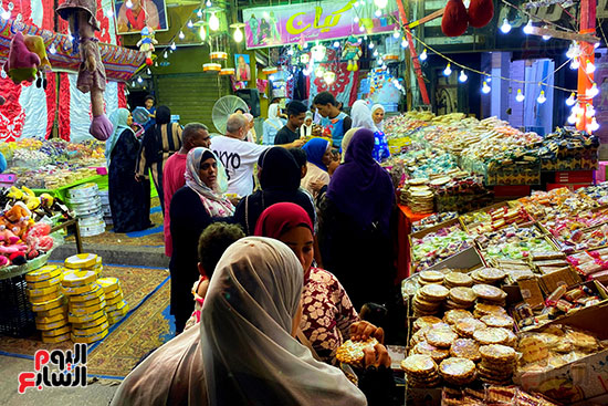 ملبن حبل وحمصية وفولية.. محلات بيع حلوى المولد تزين شوارع القاهرة  (7)