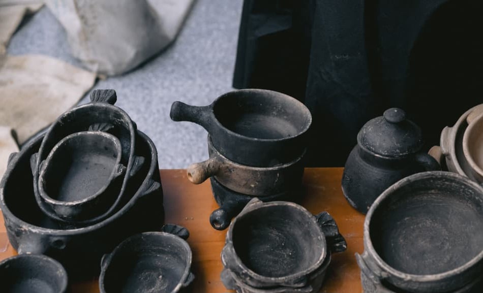 منتجات الفخار بالمعرض
