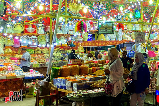 ملبن حبل وحمصية وفولية.. محلات بيع حلوى المولد تزين شوارع القاهرة  (3)