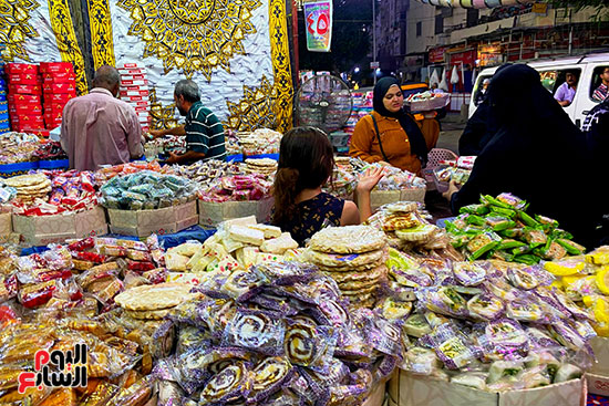 ملبن حبل وحمصية وفولية.. محلات بيع حلوى المولد تزين شوارع القاهرة  (12)
