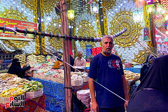 ملبن حبل وحمصية وفولية.. محلات بيع حلوى المولد تزين شوارع القاهرة  (14)