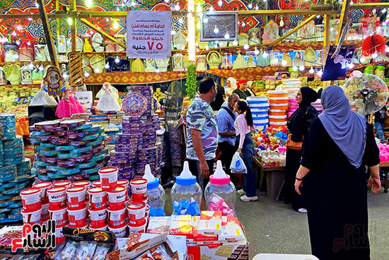 ملبن حبل وحمصية وفولية.. محلات بيع حلوى المولد تزين شوارع القاهرة  (30)