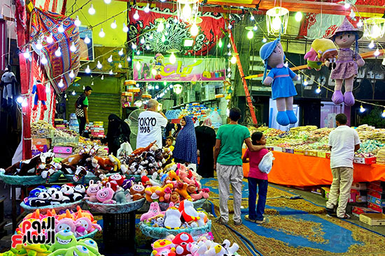 سوق البهجة فى شوارع المحروسة.. حلوى المولد تزين شوارع القاهرة والجيزة (38)