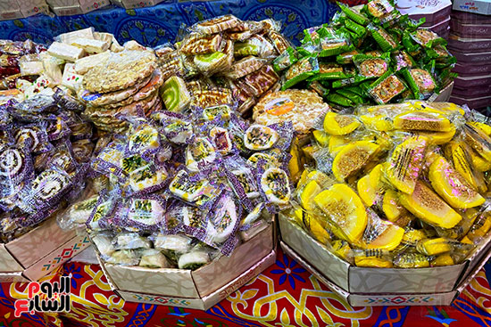 سوق البهجة فى شوارع المحروسة.. حلوى المولد تزين شوارع القاهرة والجيزة (23)