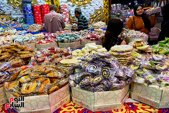 سوق البهجة فى شوارع المحروسة.. حلوى المولد تزين شوارع القاهرة والجيزة (22)