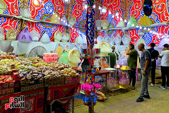 ملبن حبل وحمصية وفولية.. محلات بيع حلوى المولد تزين شوارع القاهرة  (24)