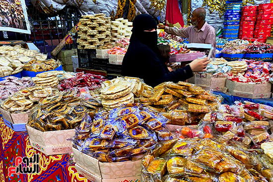 ملبن حبل وحمصية وفولية.. محلات بيع حلوى المولد تزين شوارع القاهرة  (16)