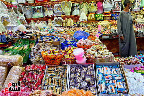 سوق البهجة فى شوارع المحروسة.. حلوى المولد تزين شوارع القاهرة والجيزة (34)