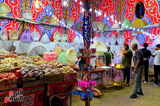 ملبن حبل وحمصية وفولية.. محلات بيع حلوى المولد تزين شوارع القاهرة  (22)