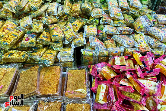 سوق البهجة فى شوارع المحروسة.. حلوى المولد تزين شوارع القاهرة والجيزة (37)