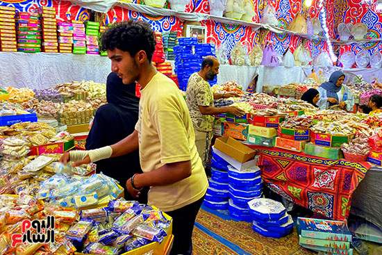 ملبن حبل وحمصية وفولية.. محلات بيع حلوى المولد تزين شوارع القاهرة  (23)