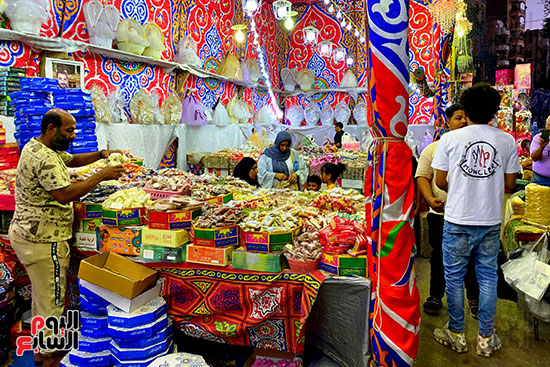 ملبن حبل وحمصية وفولية.. محلات بيع حلوى المولد تزين شوارع القاهرة  (21)