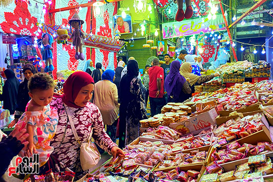 ملبن حبل وحمصية وفولية.. محلات بيع حلوى المولد تزين شوارع القاهرة  (4)