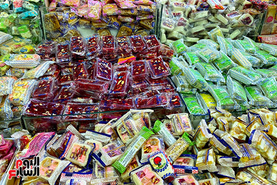 سوق البهجة فى شوارع المحروسة.. حلوى المولد تزين شوارع القاهرة والجيزة (36)