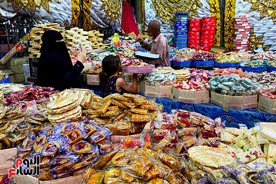 ملبن حبل وحمصية وفولية.. محلات بيع حلوى المولد تزين شوارع القاهرة  (17)