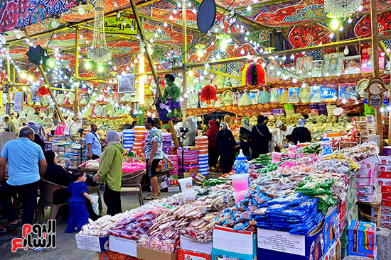 ملبن حبل وحمصية وفولية.. محلات بيع حلوى المولد تزين شوارع القاهرة  (26)