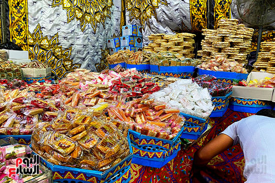 سوق البهجة فى شوارع المحروسة.. حلوى المولد تزين شوارع القاهرة والجيزة (24)