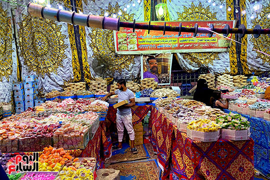 ملبن حبل وحمصية وفولية.. محلات بيع حلوى المولد تزين شوارع القاهرة  (13)