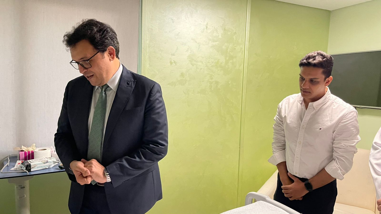 وزير الثقافة يزور سليم سحاب