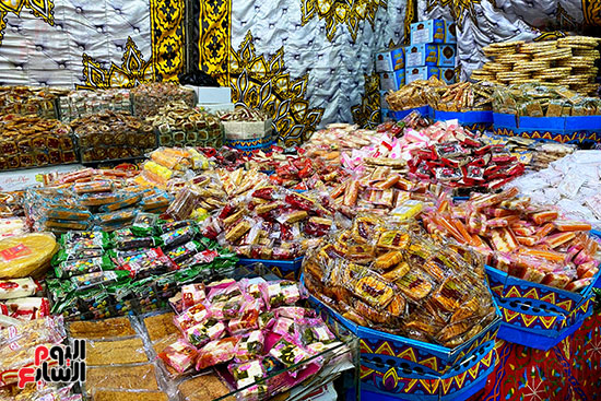 سوق البهجة فى شوارع المحروسة.. حلوى المولد تزين شوارع القاهرة والجيزة (25)