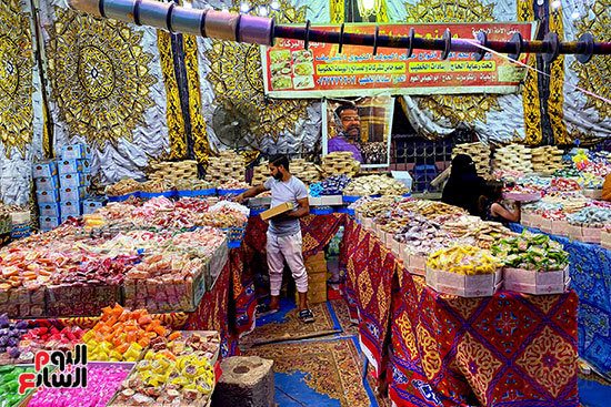 ملبن حبل وحمصية وفولية.. محلات بيع حلوى المولد تزين شوارع القاهرة  (15)