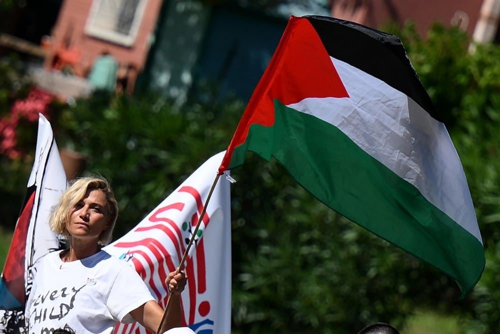 الممثلة آنا فوجلياتا تحمل علم فلسطين على زورق خلال مهرجان فينيسيا الممثلة آنا فوجلياتا تحمل علم فلسطين على زورق خلال مهرجان فينيسيا