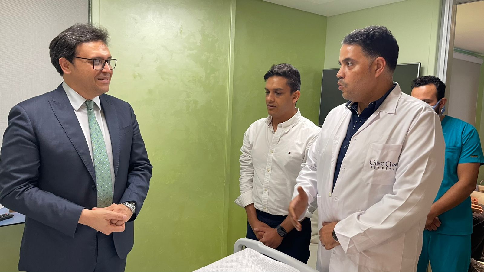 وزير الثقافة يطمئن على سليم سحاب