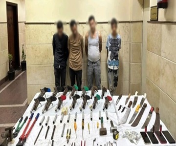 المتهمون بحوزتهم المضبوطات