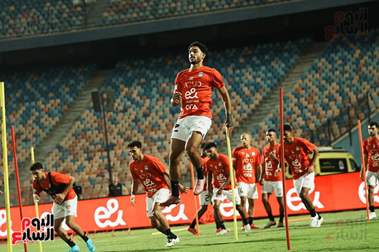 اللاعبون يجرون عمليات الإحماء بالمنتخب اللاعبون يجرون عمليات الإحماء بالمنتخب