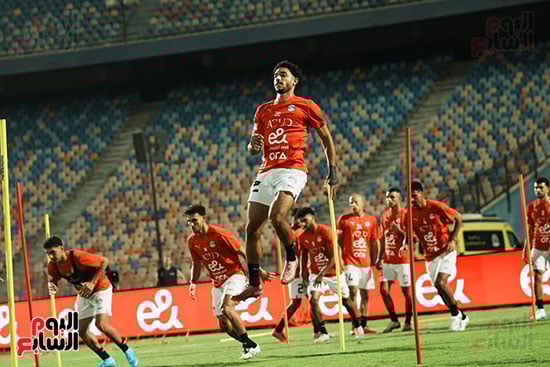 اللاعبون يجرون عمليات الإحماء بالمنتخب اللاعبون يجرون عمليات الإحماء بالمنتخب