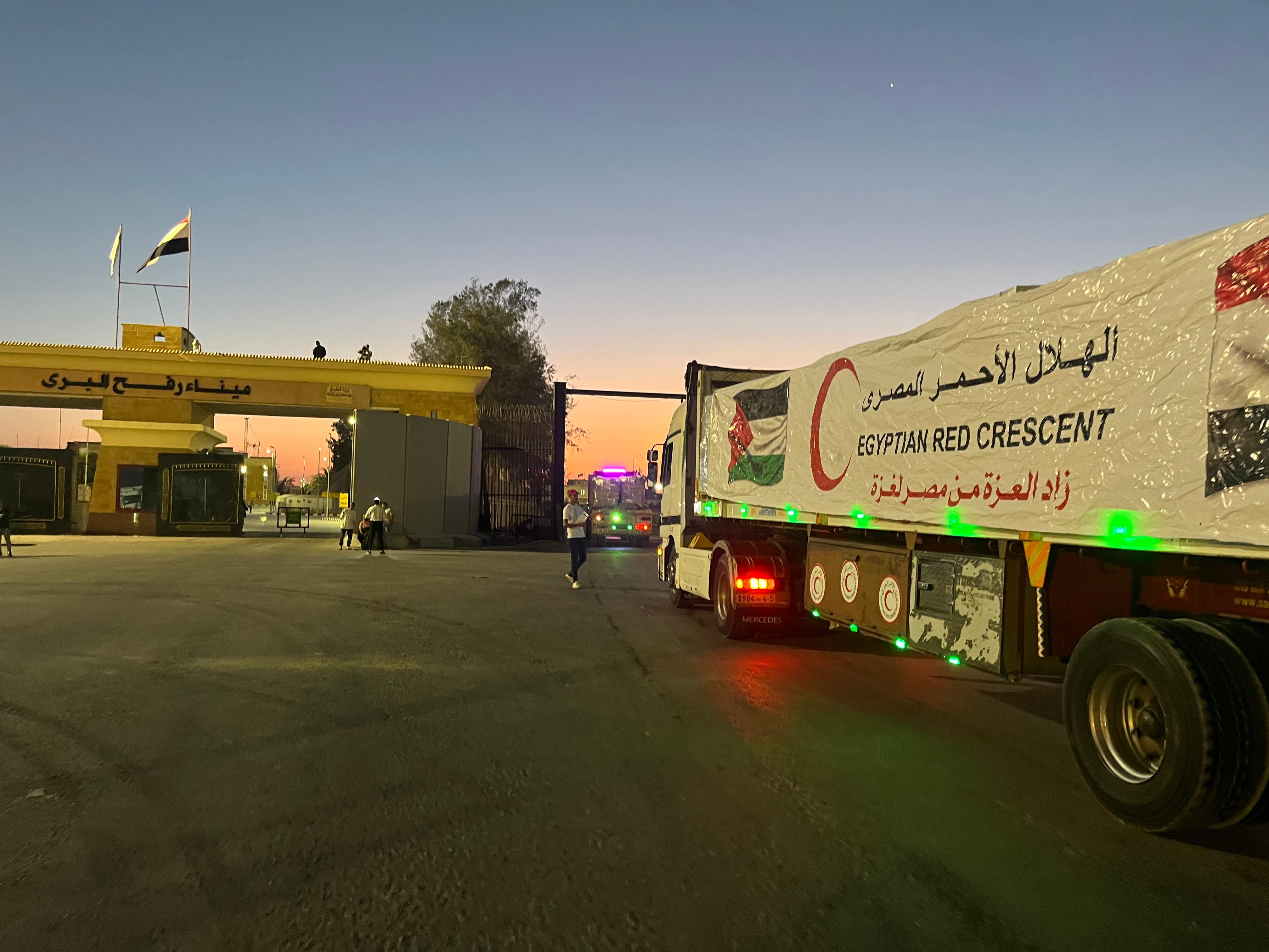 إطلاق قافلة زاد العزة الـ 30 إلى غزة بحمولة 2750 طن مساعدات غذائية إطلاق قافلة زاد العزة الـ 30 إلى غزة بحمولة 2750 طن مساعدات غذائية