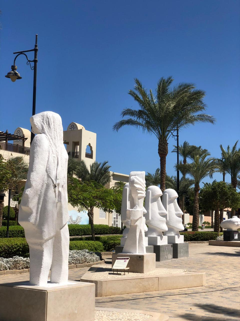 تماثيل ومنشورات مختلفة 