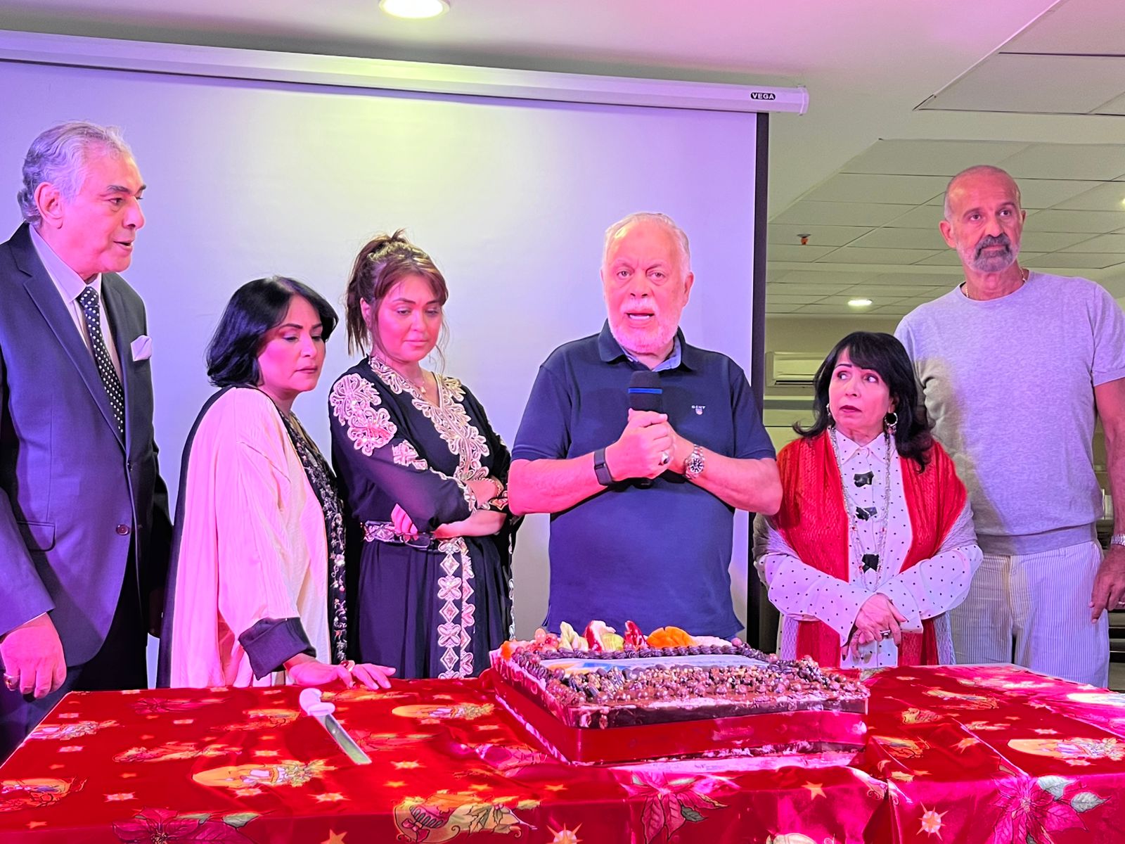 اشرف زكى يقوم بتقطيع التورتة