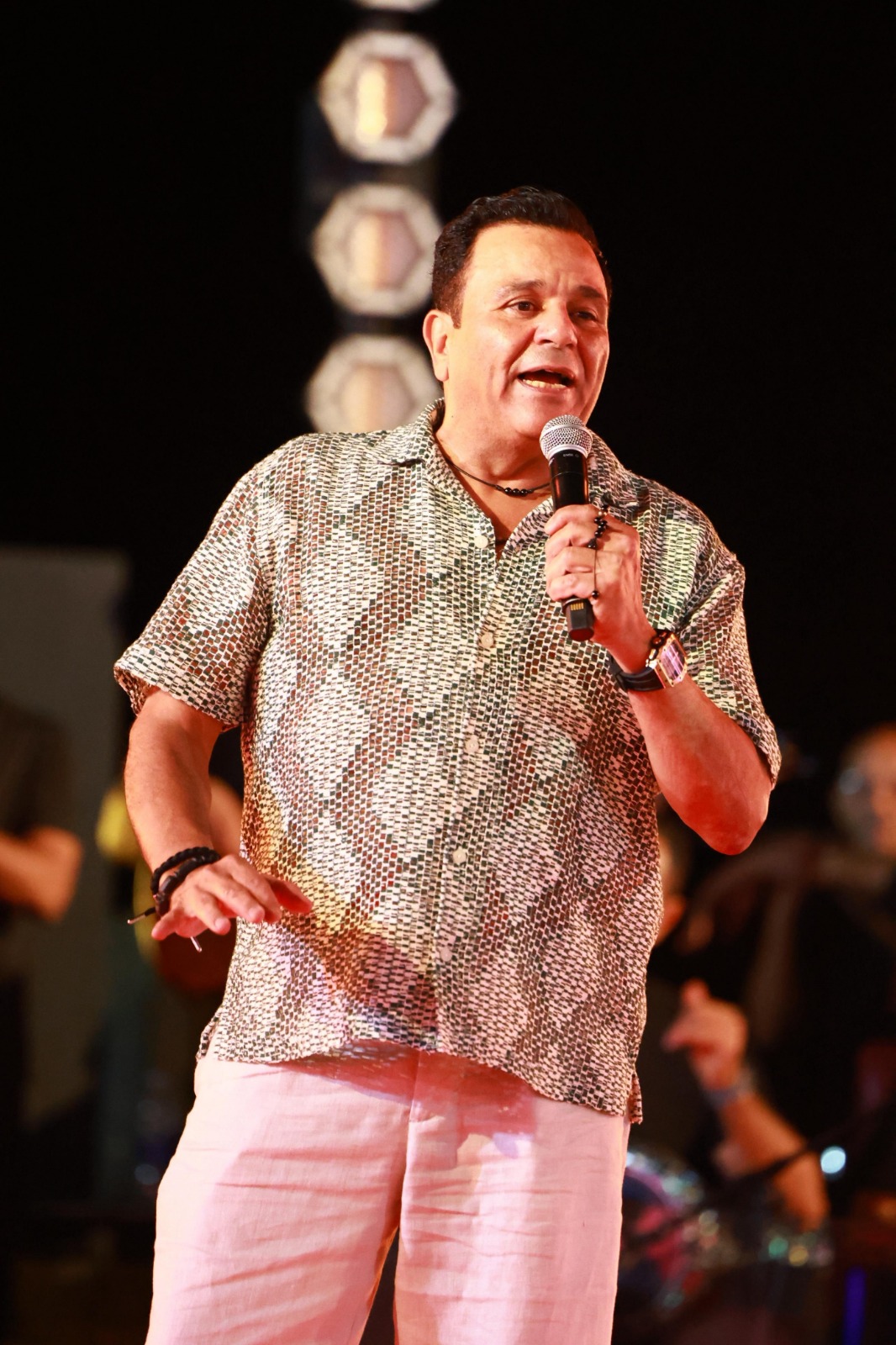 محمد فؤاد يتالق فى حفل الساحل الشمالي