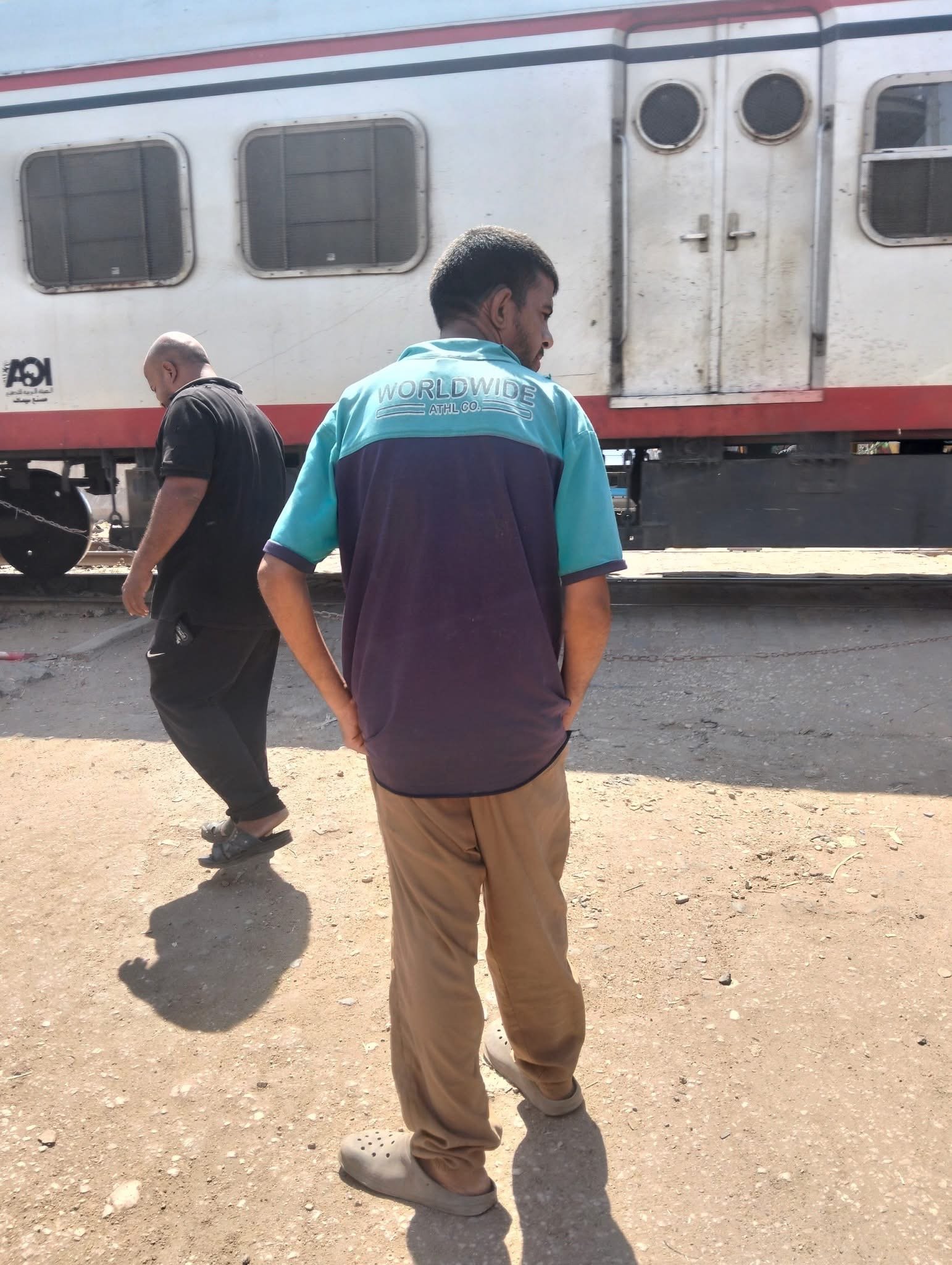عامل مزلقان ينقذ شاب من ذوى الهمم أثناء عبور قطار فى العياط عامل مزلقان ينقذ شاب من ذوى الهمم أثناء عبور قطار فى العياط