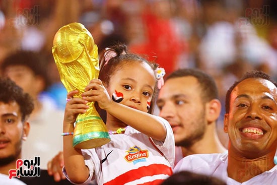 طفلة تحمل كأس العالم طفلة تحمل كأس العالم