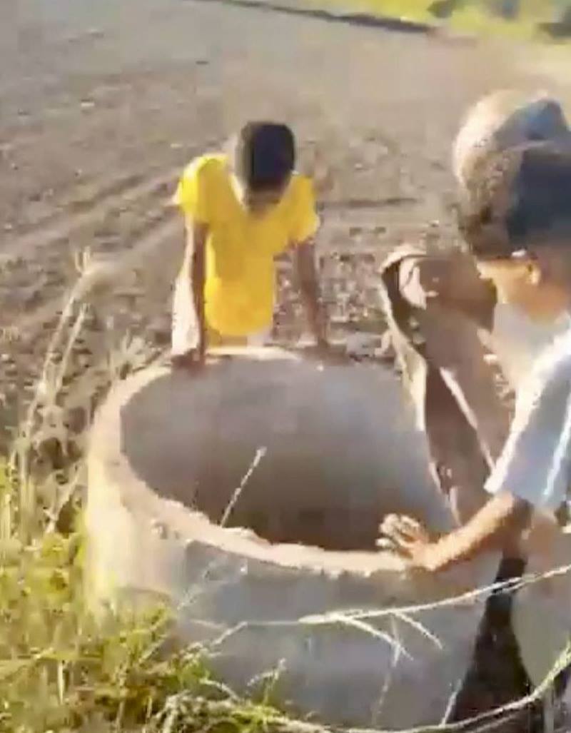 محاولات إنقاذ كلب سقط فى البئر محاولات إنقاذ كلب سقط فى البئر