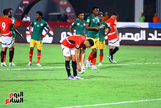 محمد صلاح يستعد لتسديد ركلة الجزاء