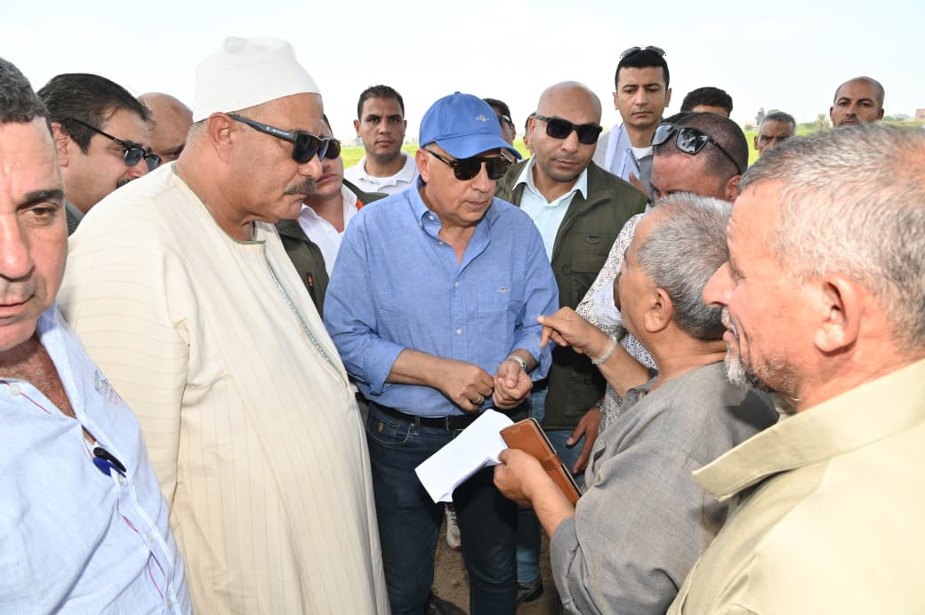 وزير الرى وسط المواطنين